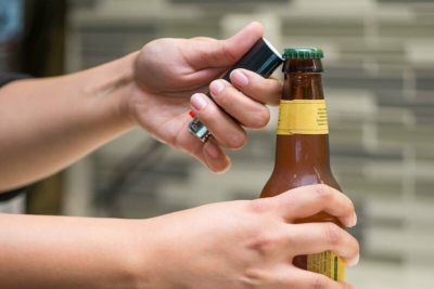 Если под рукой нет открывашки, как открыть пиво подручными средствами?