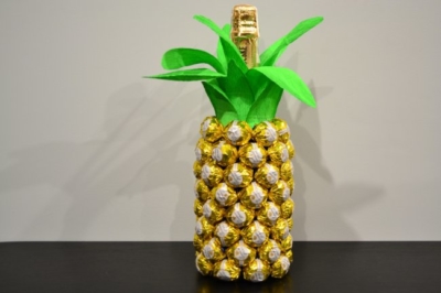 Оригинально и практично: как соорудить ананас из конфет и шампанского своими руками и где купить такую поделку?
