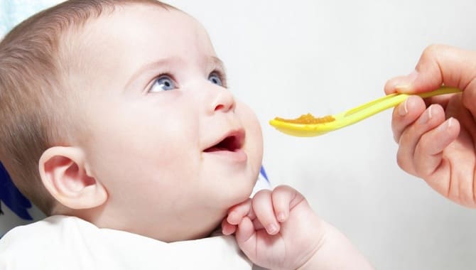 Ребенок ест детское питание