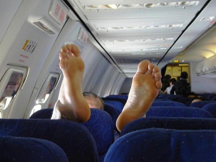 Как снять отек ног после самолета?