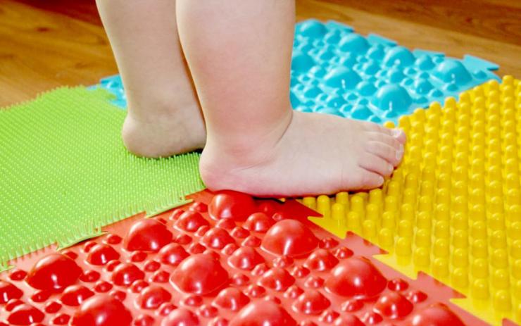 Выбор ортопедического коврика для детей от плоскостопия