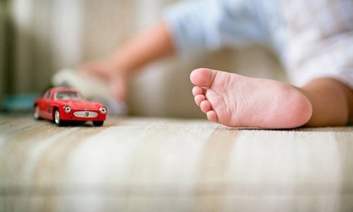 Устранение мозолей и натоптышей на ногах у ребенка
