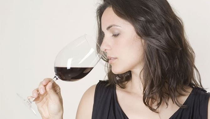 Девушка нюхает вино