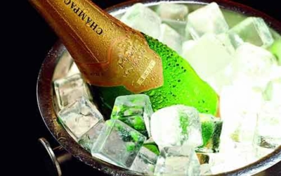 Замерзает ли шампанское и при какой температуре, а также как правильно оттаивать игристый напиток?