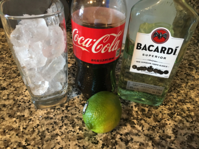 Происхождение и рецепты коктейлей из рома и кока-колы. Как пить и чем лучше закусывать?