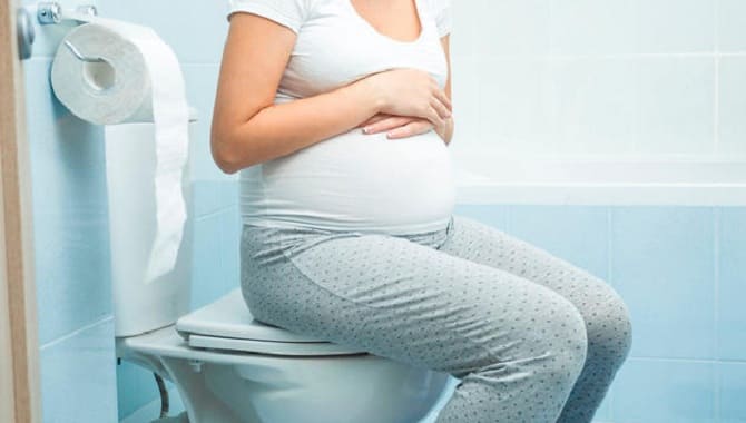 Беременная девушка в туалете