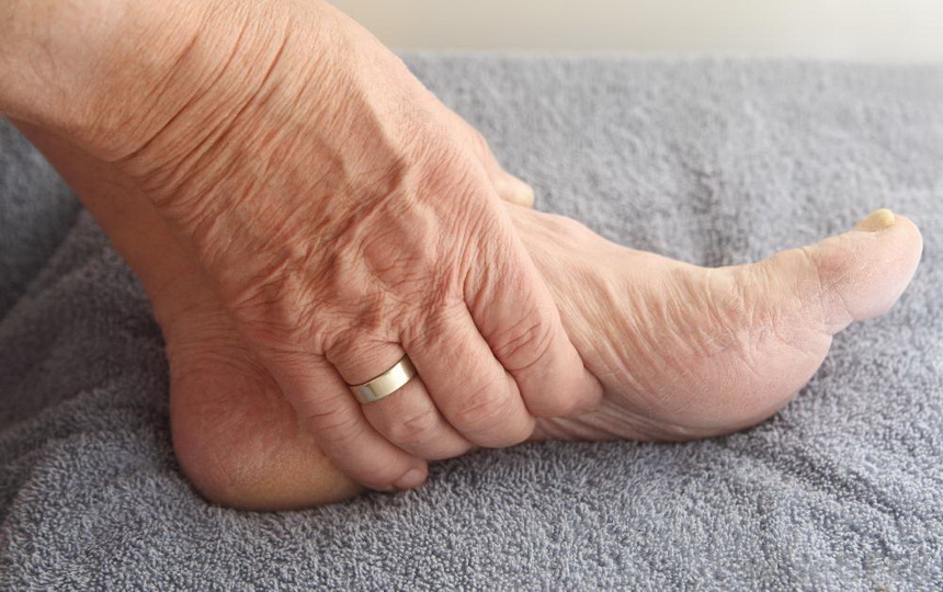 Почему отекают ноги у пожилых людей и как лечить отеки