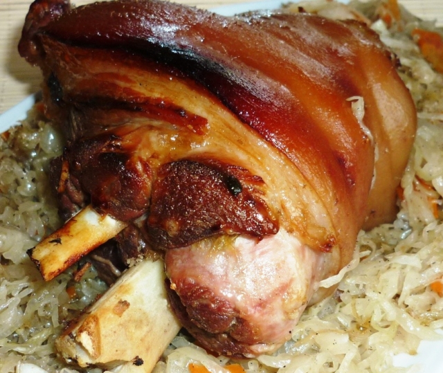 Вкусная и ароматная свиная рулька в пиве. Как выбрать и правильно приготовить окорок?