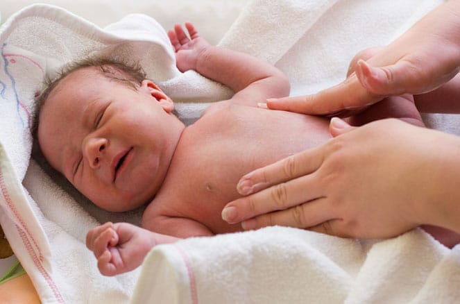 Техника массажа живота при коликах у новорожденных