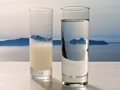Что такое греческая водка Узо, как ее приготовить дома, в каком виде употреблять?