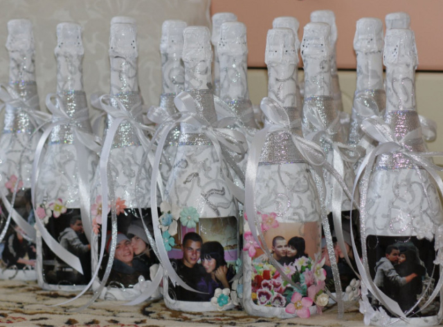 Как своими руками красиво оформить бутылку шампанского и бокалы на свадьбу для жениха и невесты?