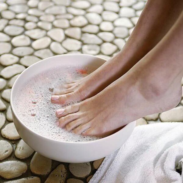 Солевые ванночки для ног при отеках и усталости