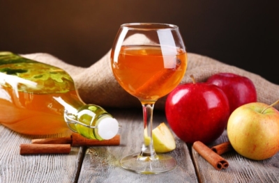 Сложно ли приготовить вкусную настойку из яблок на самогоне, водке или коньяке и как это сделать?