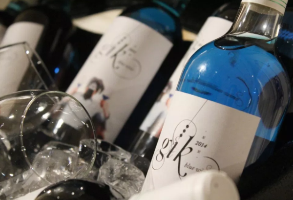 Голубое вино необычный напиток от испанских виноделов