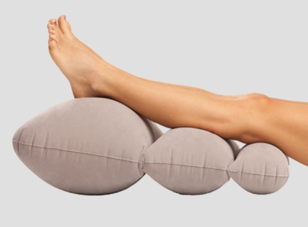 Виды и свойства ортопедических подушек для ног при варикозе