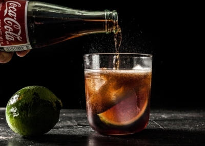 Происхождение и рецепты коктейлей из рома и кока-колы. Как пить и чем лучше закусывать?