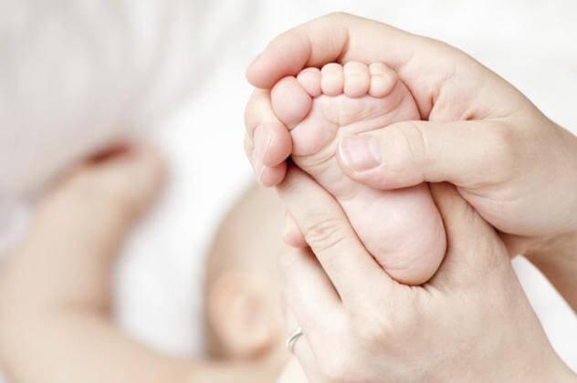 Как проводить массаж ног маленьким детям?