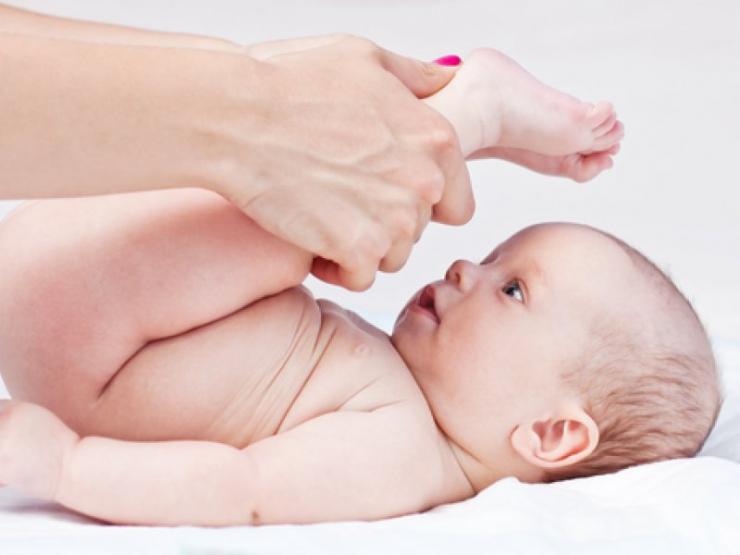 Как проводить массаж ног маленьким детям?