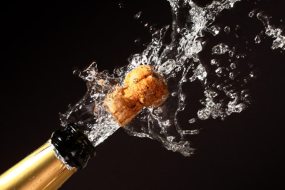 Есть ли у шампанского срок годности? Сколько оно хранится в закрытой или откупоренной бутылке и при каких условиях?