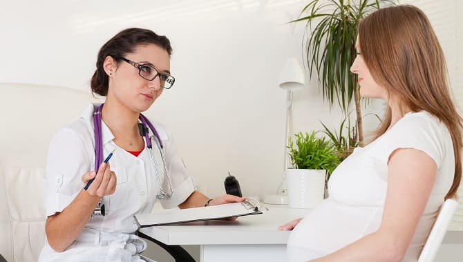 Беременная девушка у врача